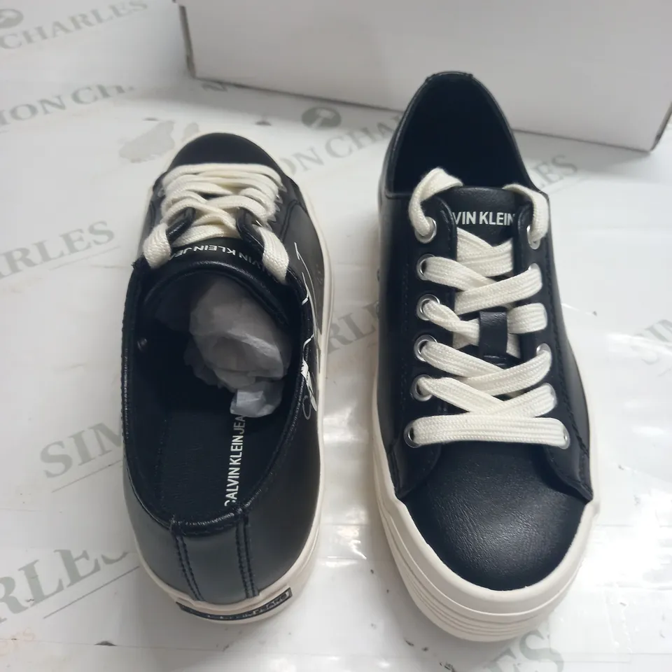 BOXED PAIR OF CALVIN KLEIN JEANS ZESLEY LOW TOP TRAINERS IN BLACK - 2