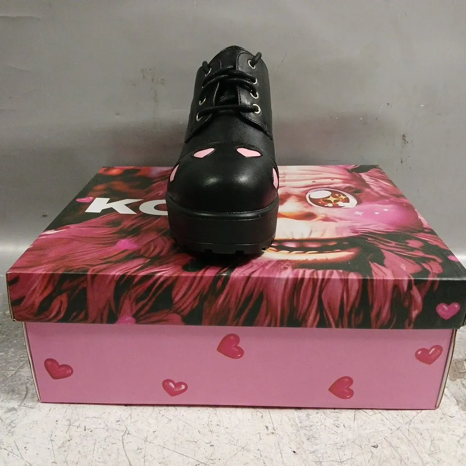BOXED PAIR OF KOI SHOES IN BLACK W. PINK HEARTS SIZE UK 5