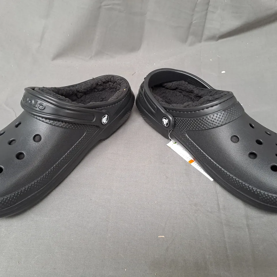 PAIR OF CROCS CLASSIC LINED CLOGS IN BLACK UK SIZE M8/W9