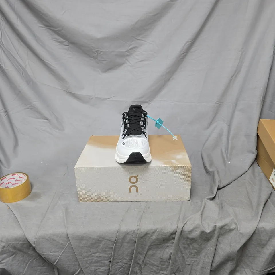 ON CLOUDS ON RUNNING SNEAKERS – GREY/WHITE MESH, BLACK LACES 