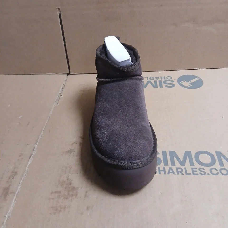 UGG WOMEN'S SUEDE BOOTS IN CANVAS BAG SIZE 37 BOXED