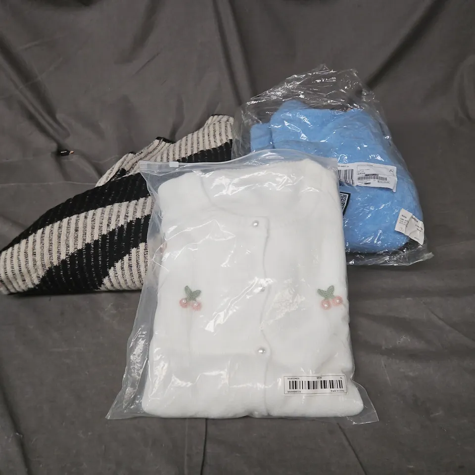 BOX OF APPROXIMATELY 25 ASSORTED CLOTHING ITEMS TO INCLUDE BLACK AND WHITE STRIPED KNITTED JUMPER, BLUE JUMPER, WHITE JUMPER ETC