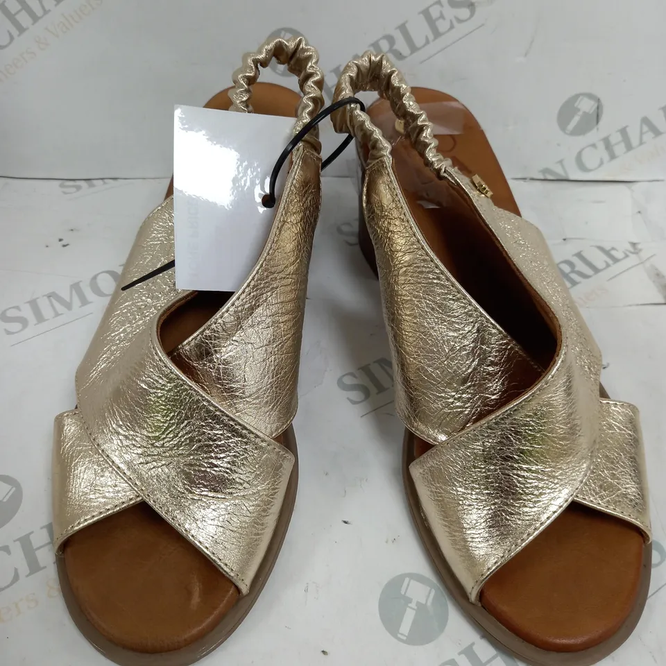 UNBOXED MODA IN PELLE LASSANDRA SANDAL IN GOLD SIZE 5