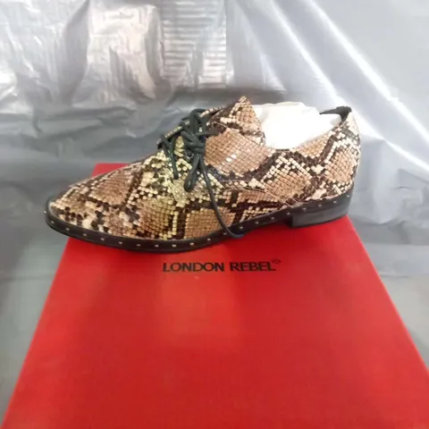 BOXED LONDON REBEL GARSIDE BEIGE COMB SYNTHETIC FLATS SIZE 3