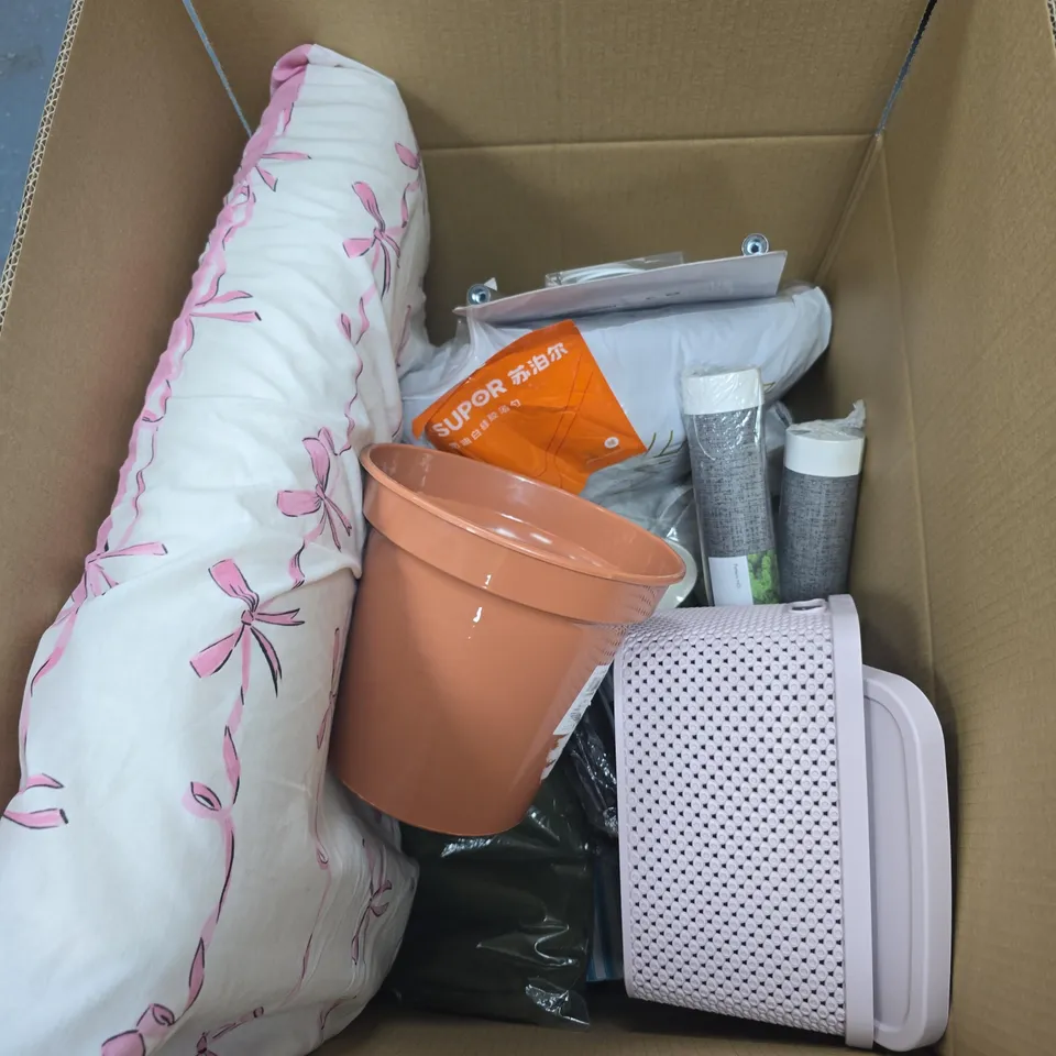 BOX OF APPROXIMATELY 12 ASSORTED HOUSEHOLD ITEMS INCLUDING SUPOR LADEL AND FREE STANDING DISPENSER