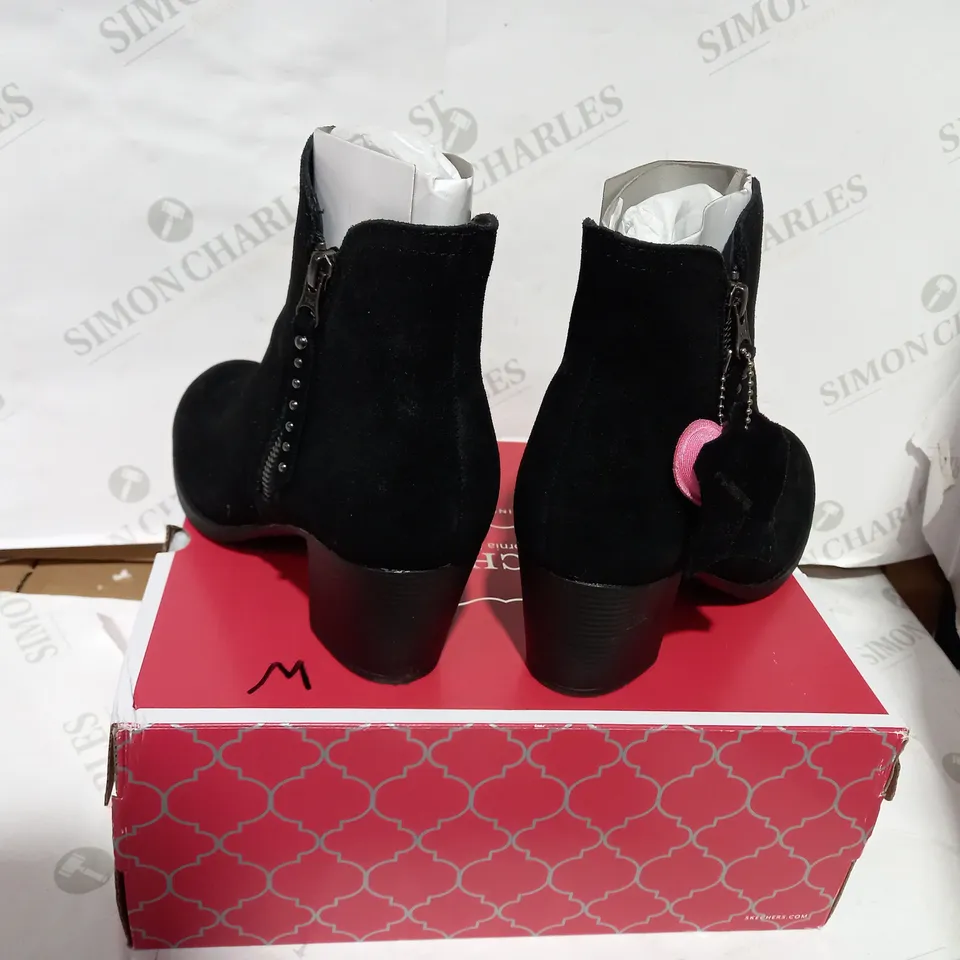 BOXED PAIR OF SKECHERS BLACK ZIP BOOTIE - SIZE 5