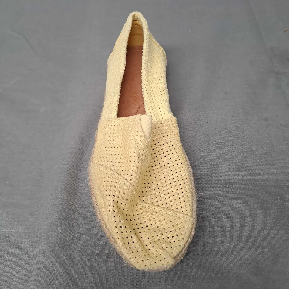 BOX OF APPROXIMATELY 30 PAIRS OF SLIP ON SHOES IN YELLOW PUNCH SIZE 5