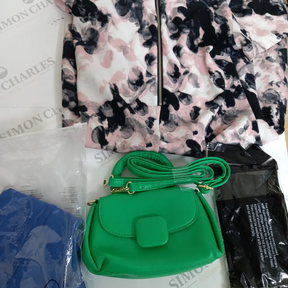 LOT OF ASSORTED CLOTHING ITEMS AND ACCESSORIES TO INCLUDE; T-SHIRTS, JUMPERS ETC