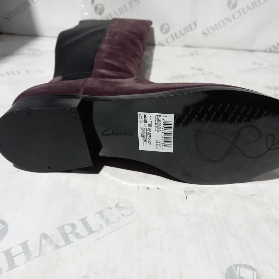 BOXED PAIR OF CLARKS BIZZY KNEE HIGH BOOTS FAUX SUEDE AUBERGINE UK SIZE 4  