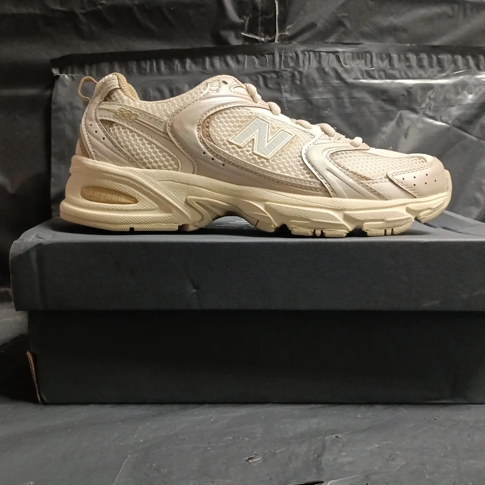 BOXED PAIR OF NEW BALANCE 530 TRAINERS IN SAND SIZE UK 5.5
