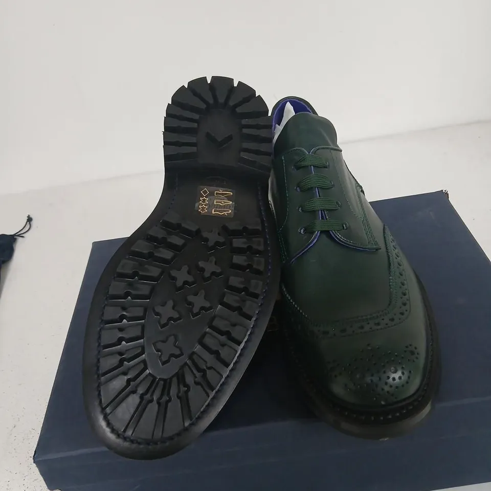 TRICKER'S BURBERRY GREEN LEATHER DERBY BROGUES – UK 9 (VINE)
