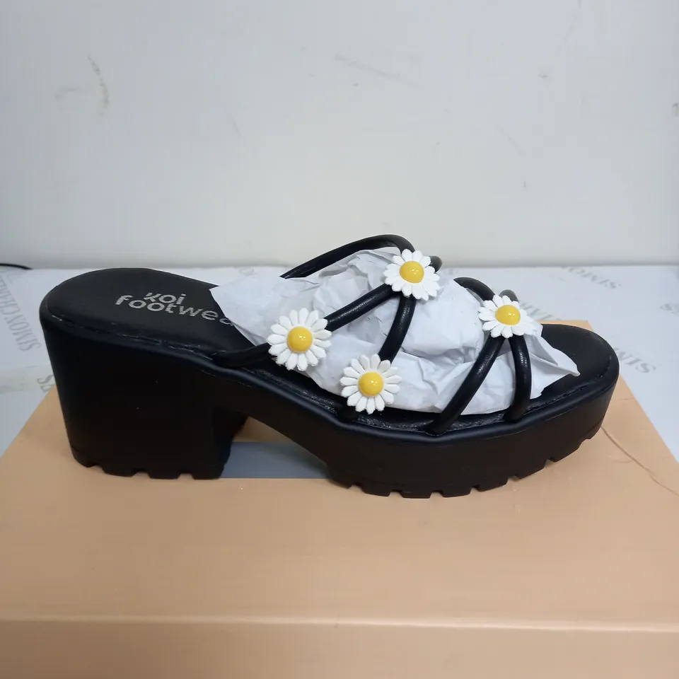 BRAND NEW BOXED PAIR OF KOI VEGAN LEATHER BLOOMING DAISY OASIS STRAPPY SLIDERS IN BLACK UK SIZE 4