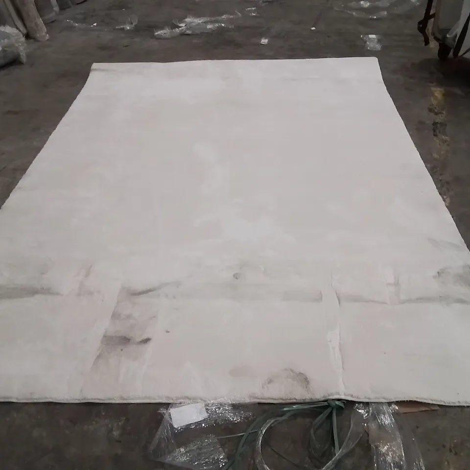 QUALITY DESIGNER AREA RUG - APPROXIMATELY 290X200