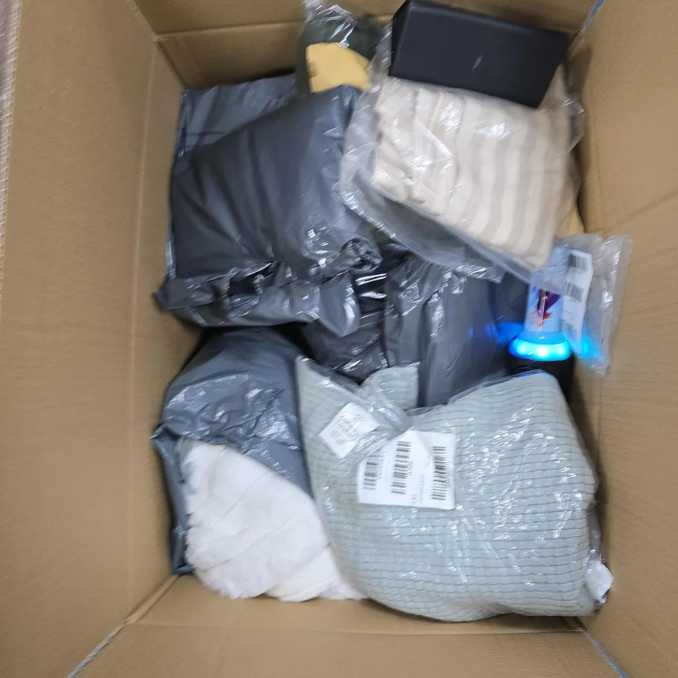 BOX OF APPROXIMATELY 12 ASSORTED ITEMS TO INCLUDE: SEANS SHED CLOCK