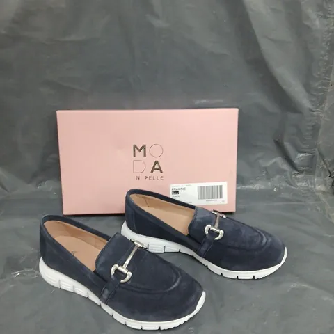 BOXED PAIR OF MODA IN PELLE FRANCIE NAVY SUEDE LOAFERS - 38 