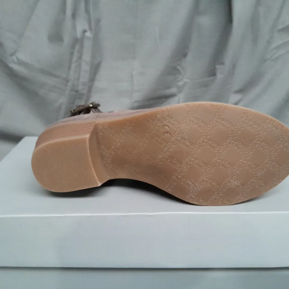 BOXED PAIR OF VIONIC MILLIE BOOTS SIZE 3 