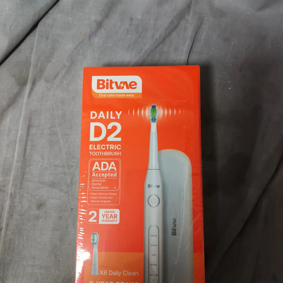 BOX OF APPROXIMATELY 12 ASSORTED ITEMS TO INCLUDE: MOLTON BROWN SOAP SET AND ELECTRIC TOOTHBRUSH