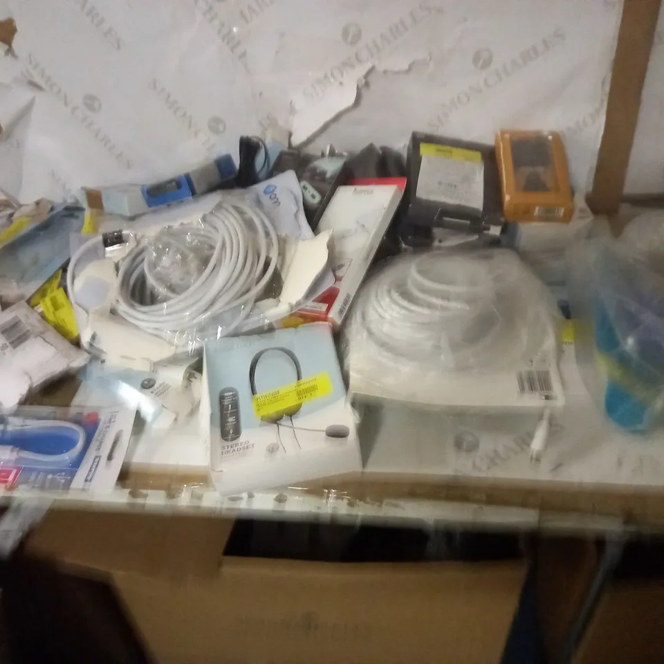 LOT OF APPROX 40 ASSORTED TECH ITEMS TO INCLUDE SHAVER, CABLES, EARPHONES ETC