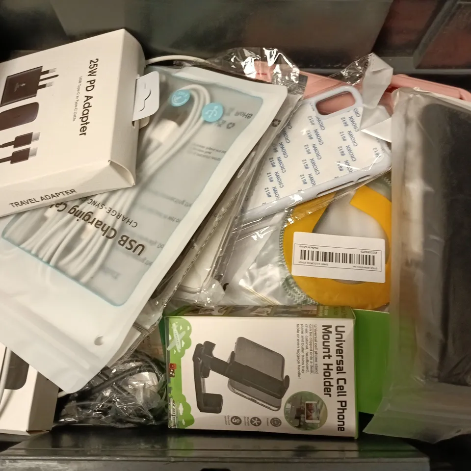 APPROXIMATELY 18 ASSORTED ELECTRICAL ITEMS TO INCLUDE 25W PD ADAPTOR, UNIVERSAL CELL PHONEMOUNT HOLDER, POWERBANKS, ETC