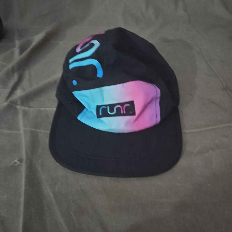 RUNR CAP – BLACK BASEBALL HAT WITH PASTEL GRADIENT LOGO PATCH