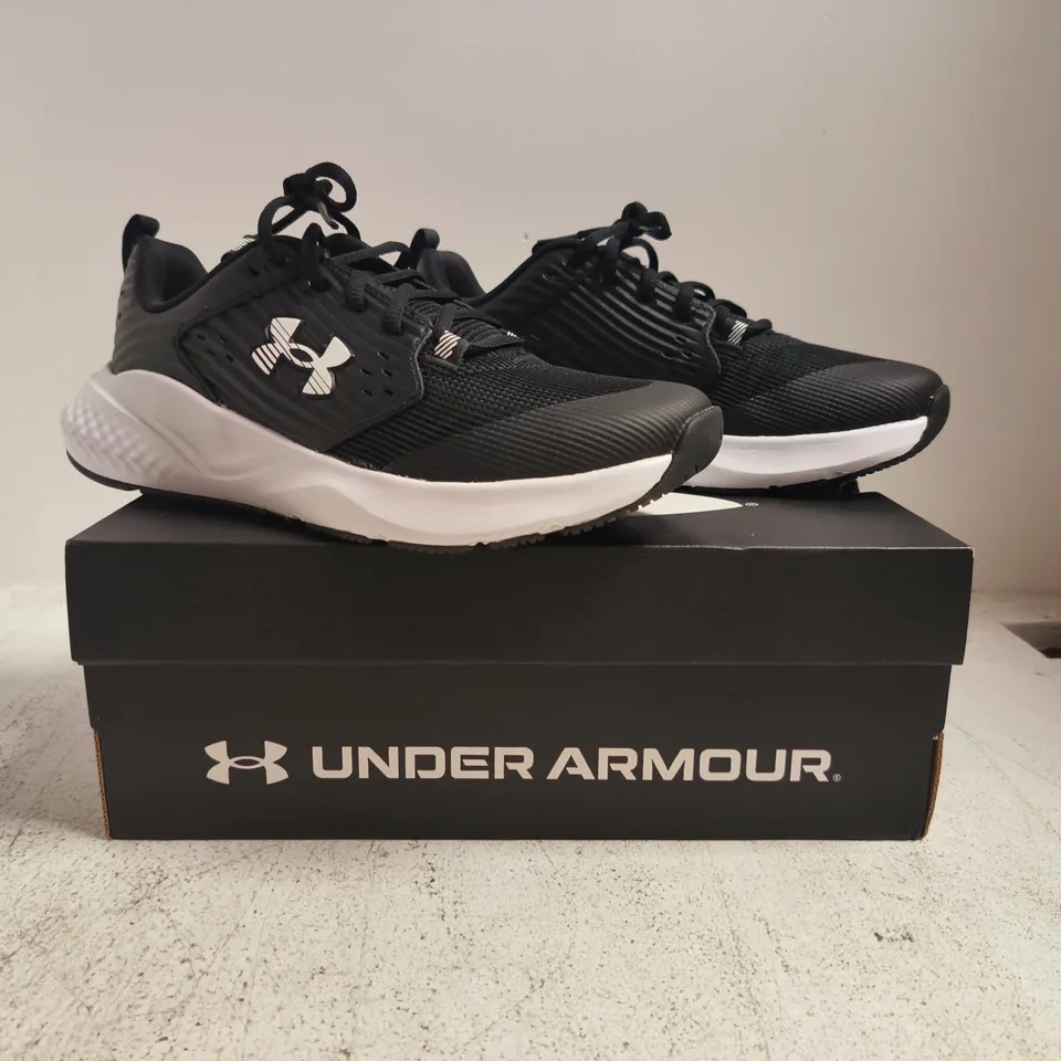 BOXED PAIR OF UNDERARMOUR TRAINERS IN BLACK/WHITE SIZE UK 7