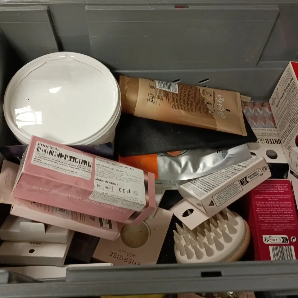 APPROXIMATEY 20 ASSORTED HEALTH AND BEAUTY PRODUCTS TO INCLUDE - POINTED GLOSS PRESS ON NAILS - HERBAL ESSENCES SHAMPOO AND BULLDOG BATH AND BODY POUCH