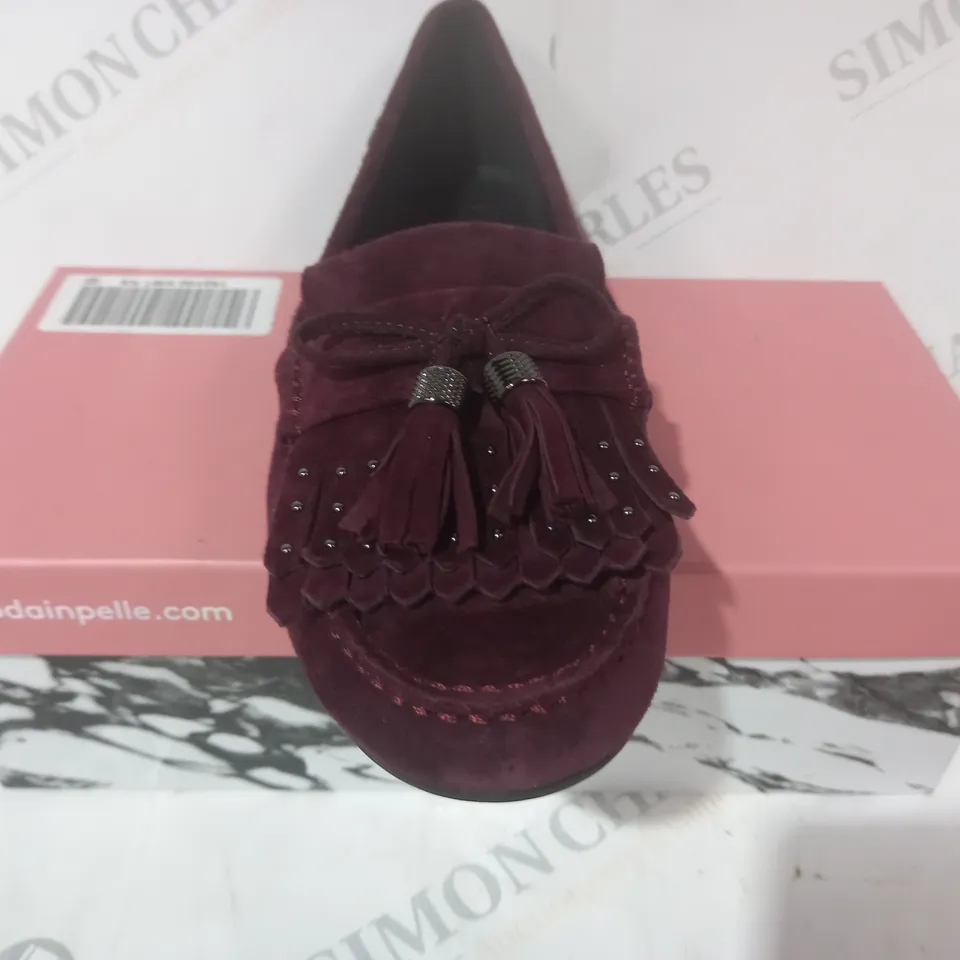 BOXED PAIR OF MODA IN PELLE ETHELIA SUEDE SHOES IN BURGUNDY SIZE 6