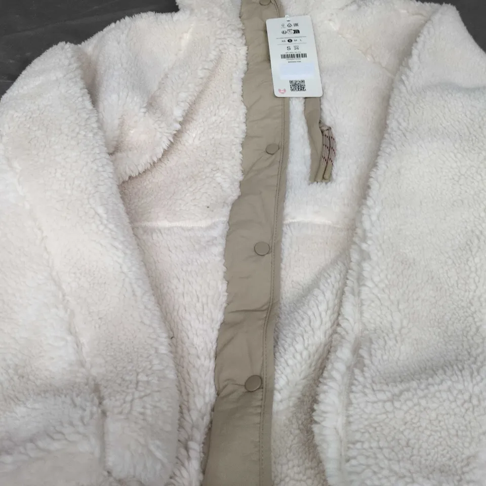 BERSHKA WHITE TEDDY FLEECE COAT WITH BEIGE PLACKET – SIZE S