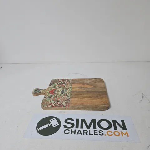 BOX OF APPROXIMATELY 10 ASSORTED HOUSEHOLD ITEMS INCLUDING FLORAL DESIGN CHOPPING BOARD AND STAINLESS STEEL MAGNETIC KNIFE RACK 