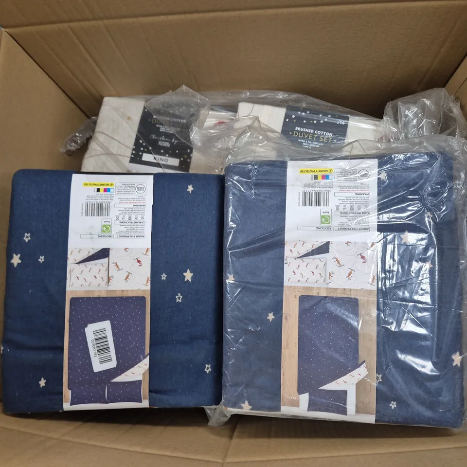 BOX OF APPROXIMATELY 8 ASSORTED BEDDING & SOFT FABRICS ITEMS TO INCLUDE - DUVET SETS