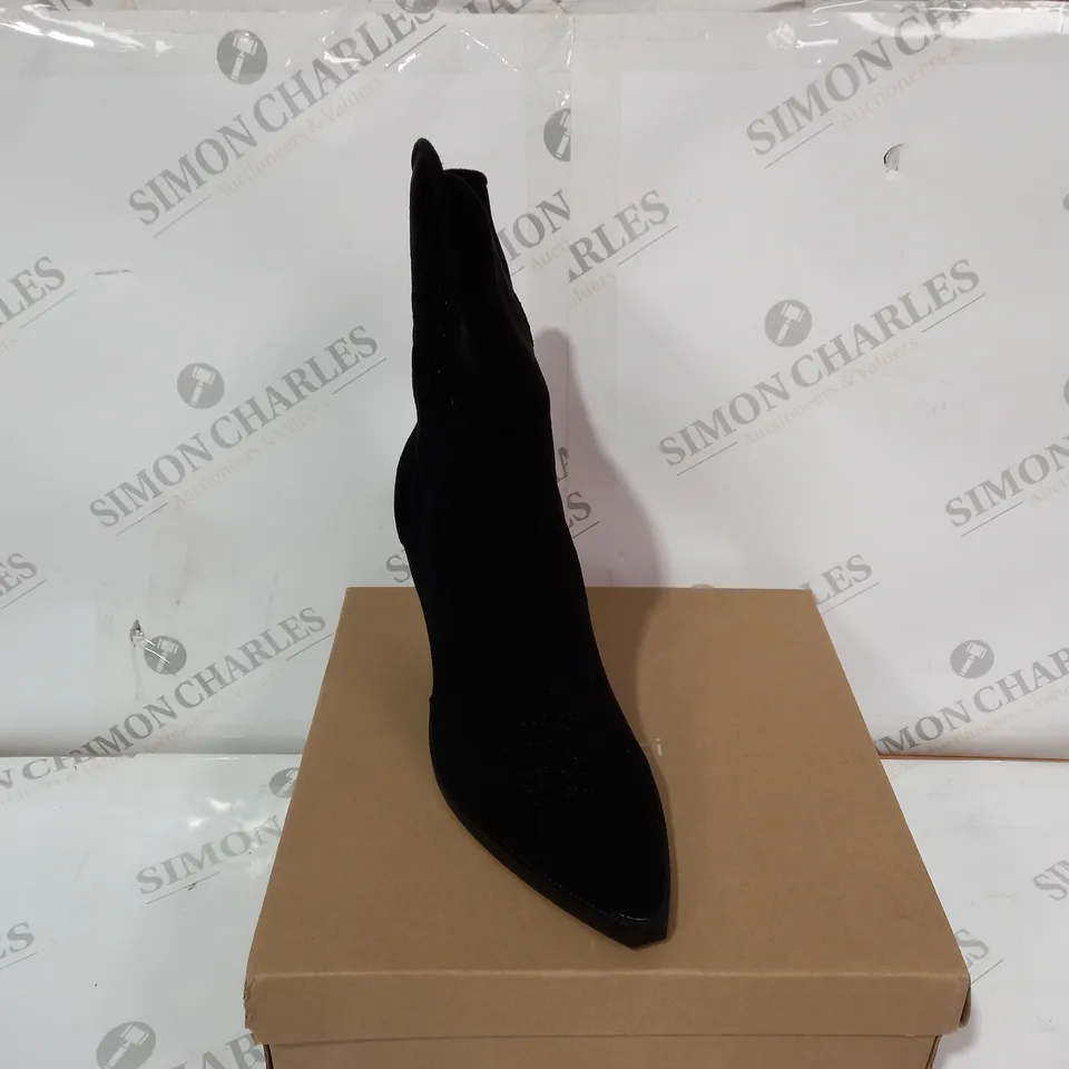 BOXED BELLUCCI VELVET COWBOY BOOTS - BLACK SIZE 4