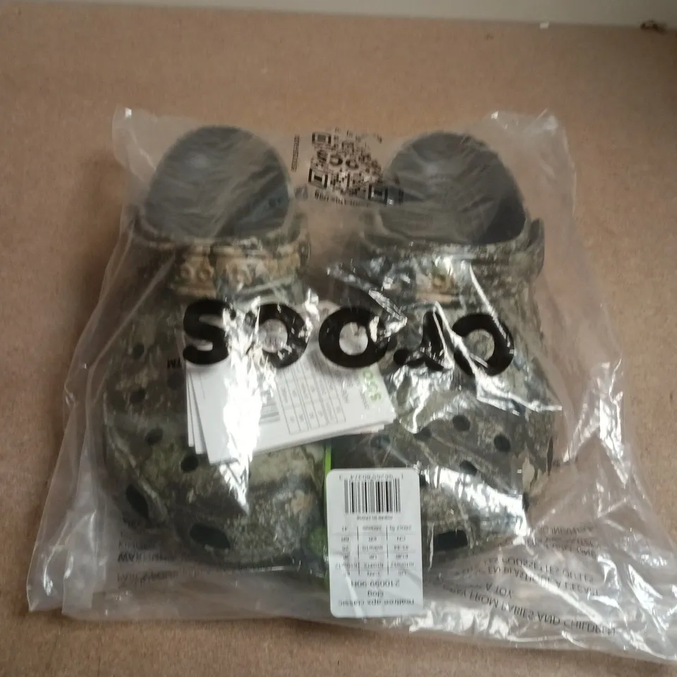 BAGGED PAIR OF CROCS REALTREE APX CLASSIC CLOGS SIZE UK M9/W10