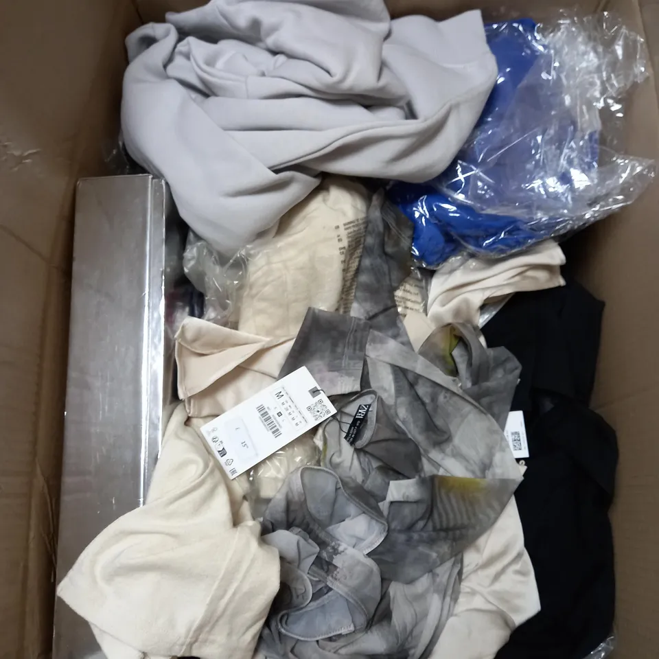 BOX OF APPROX. 50 ASSORTED CLOTHING VARYING IN SIZE/COLOUR/STYLE TO INCLUDE:  TOPS, TROUSERS, JUMPERS