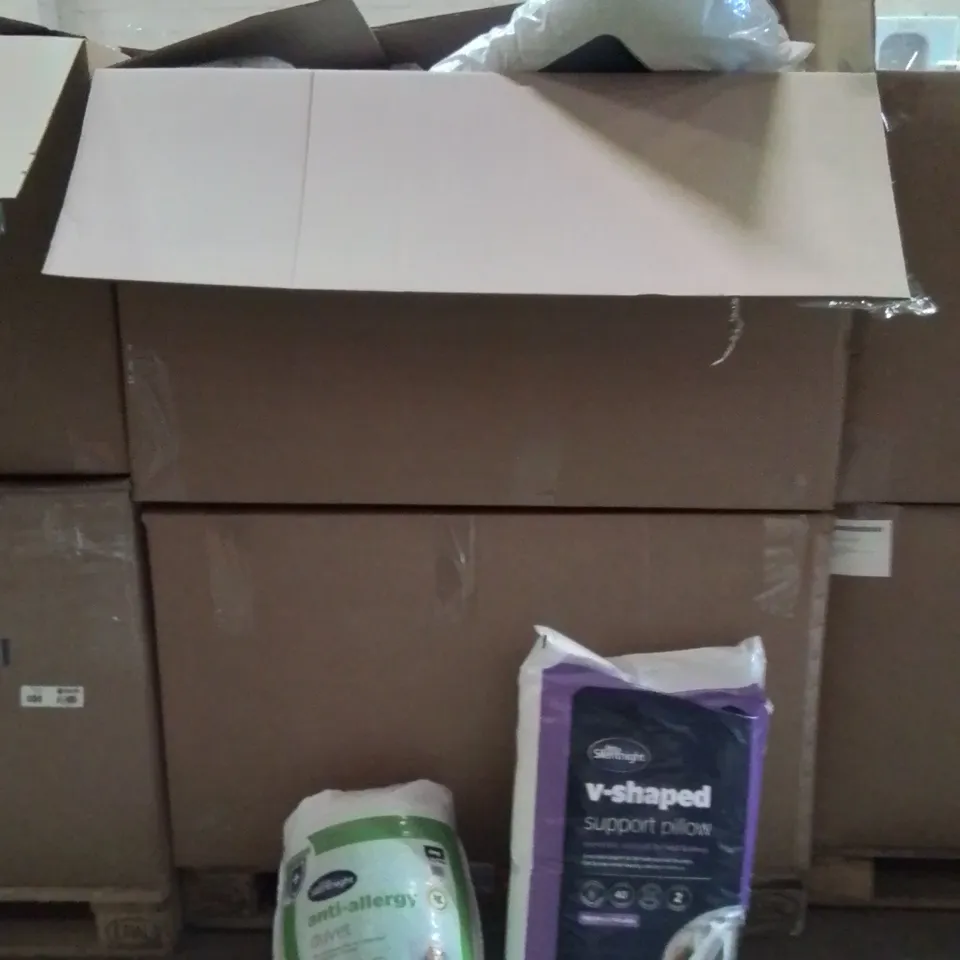 PALLET CONTAINING A LARGE QUANTITY OF BEDDING PRODUCTS TO INCLUDE:DUVETS,PILLOWS 