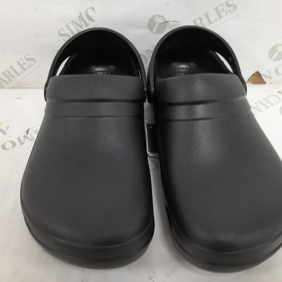 PAIR OF CROCS SPECIALIST II WORK CLOGS IN BLACK - UK MENS 7