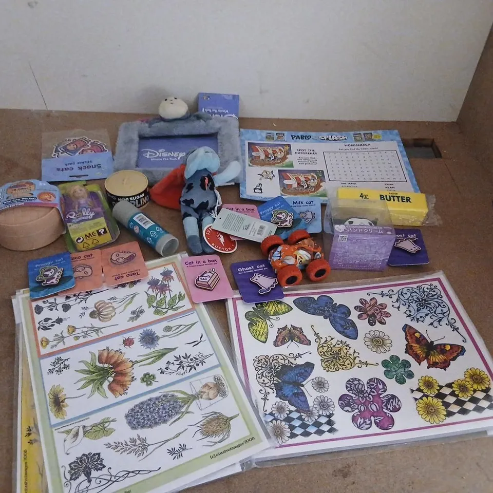 LARGE QUANTITY OF ASSORTED TOYS AND ACCESSORIES TO INCLUDE; CAT PINS, SUPER POWER PLUSH, BUTTER STRESS TOY, WINNIE THE POOH PICTURE FRAME AND POLLY POCKET