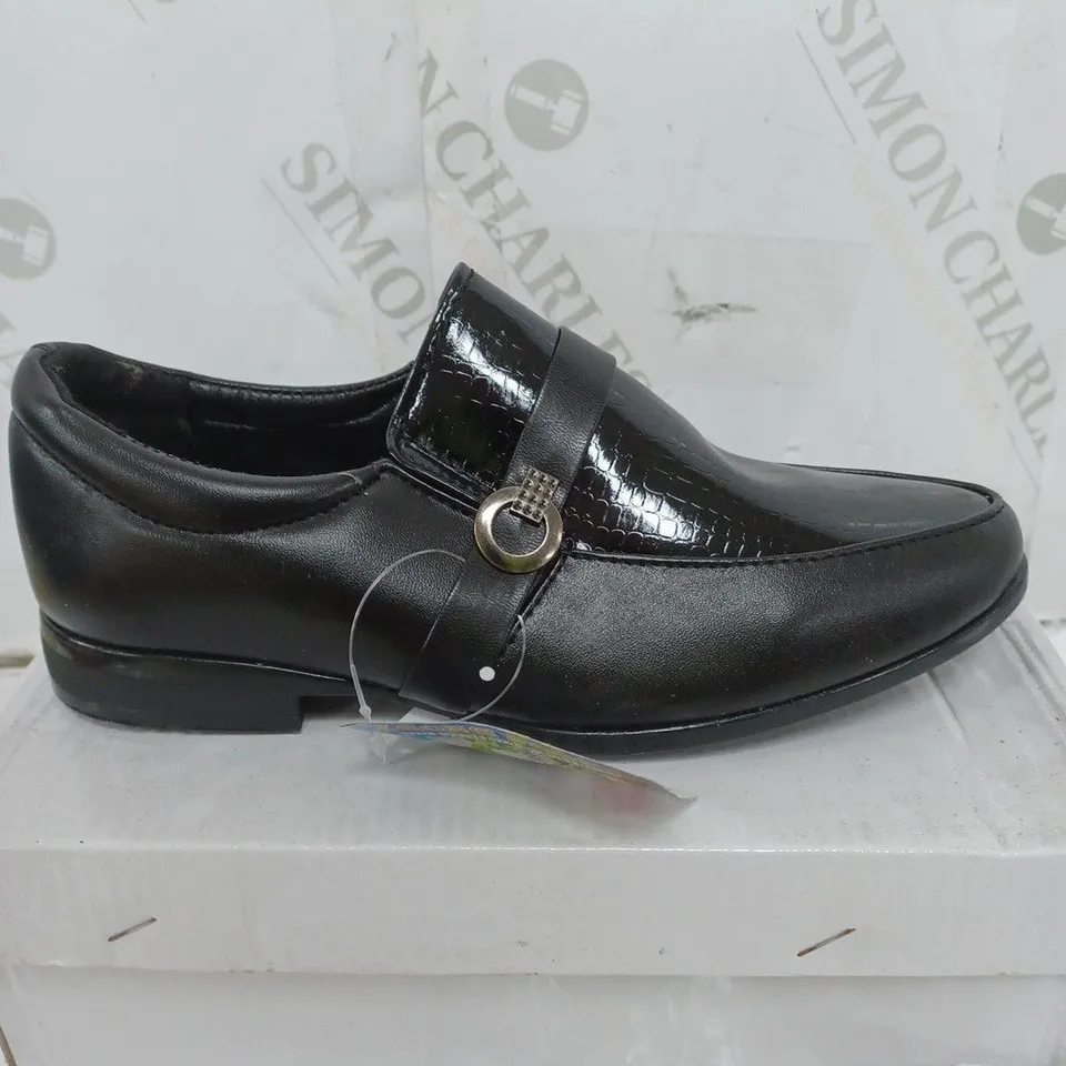 BOX OF APPROXIMATELY 30 PAIRS OF SHOES TO INCLUDE GOLD HEELS, BLACK LOW SHOES, SILVER HEELS ETC