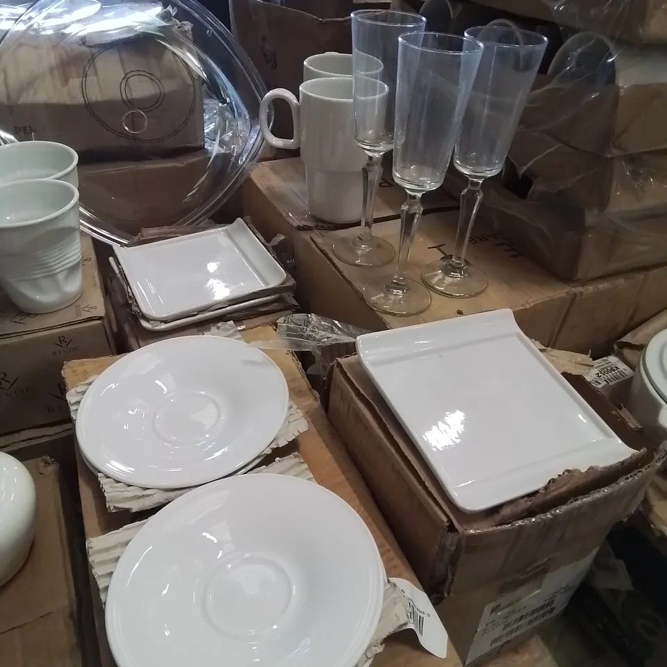 PALLET CONTAINING VARIOUS MIXED CATERING SUPPLIES, PLATES, TEAPOTS, GLASSES, BOWLS ETC.