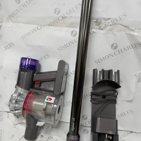 DYSON V8 VACUUM CLEANER
