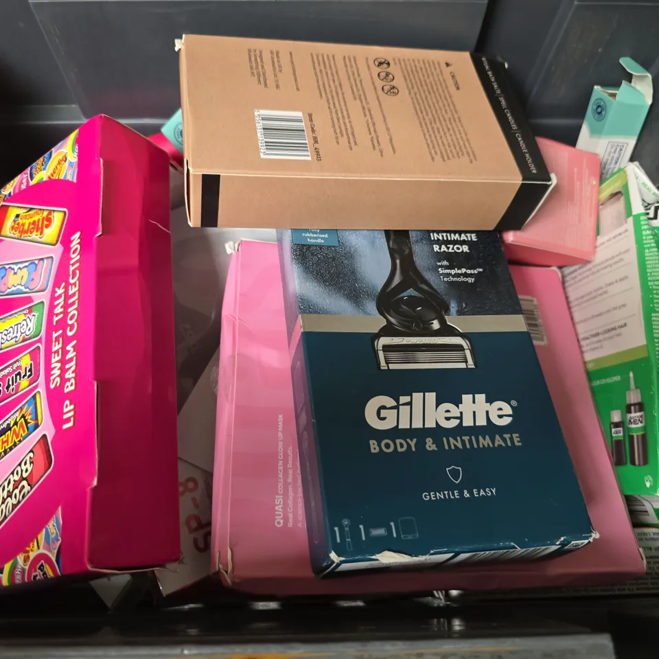 APPROXIMATELY 15 ASSORTED HEALTH & BEAUTY PRODUCTS TO INCLUDE NIZORAL, GILLETTE RAZOR, BARRATT LIP BALM COLLECTION, ETC - COLLECTION ONLY
