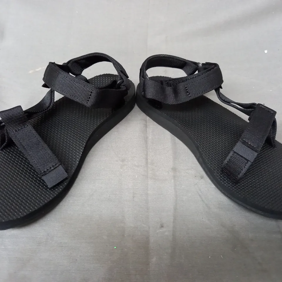 BOXED PAIR OF TEVA OPEN TOE SANDALS IN BLACK UK SIZE 7