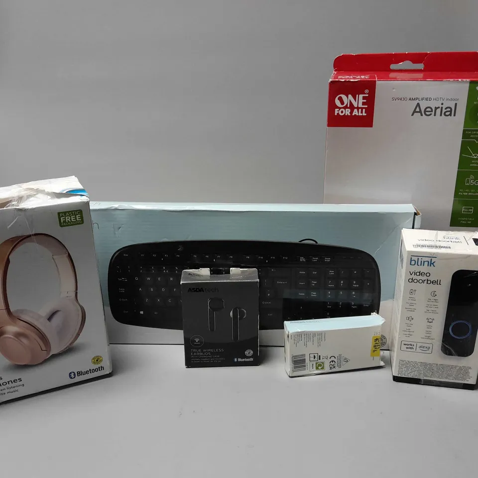 APPROXIMATELY 15 ASSORTED ELECTRICAL ITEMS TO INCLUDE ONE FOR ALL AERIAL, BLINK VIDEO DOORBELL, WIRED KEYBOARD, ETC