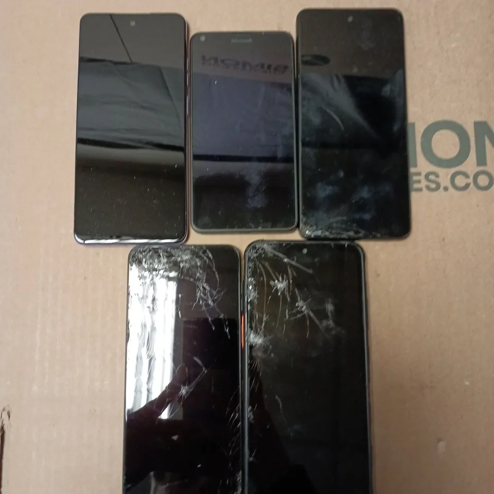 APPROXIMATELY 15 ASSORTED USED PHONES AND PHONE PARTS TO INCLUDE SAMSUNG, MOTOROLA, HMD, ETC