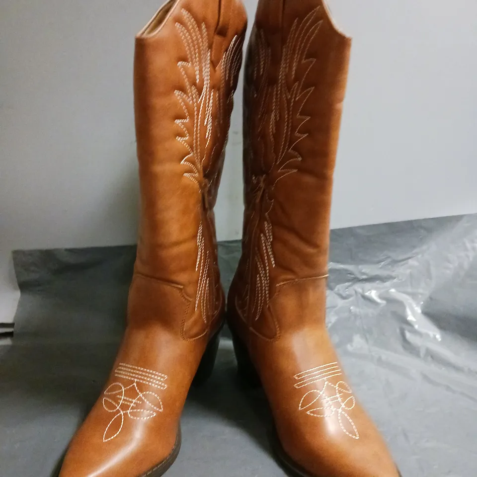 BOXED PAIR OF GLAMOROUS BLOCK HEEL WESTERS STYLE BOOTS IN BROWN SIZE 7