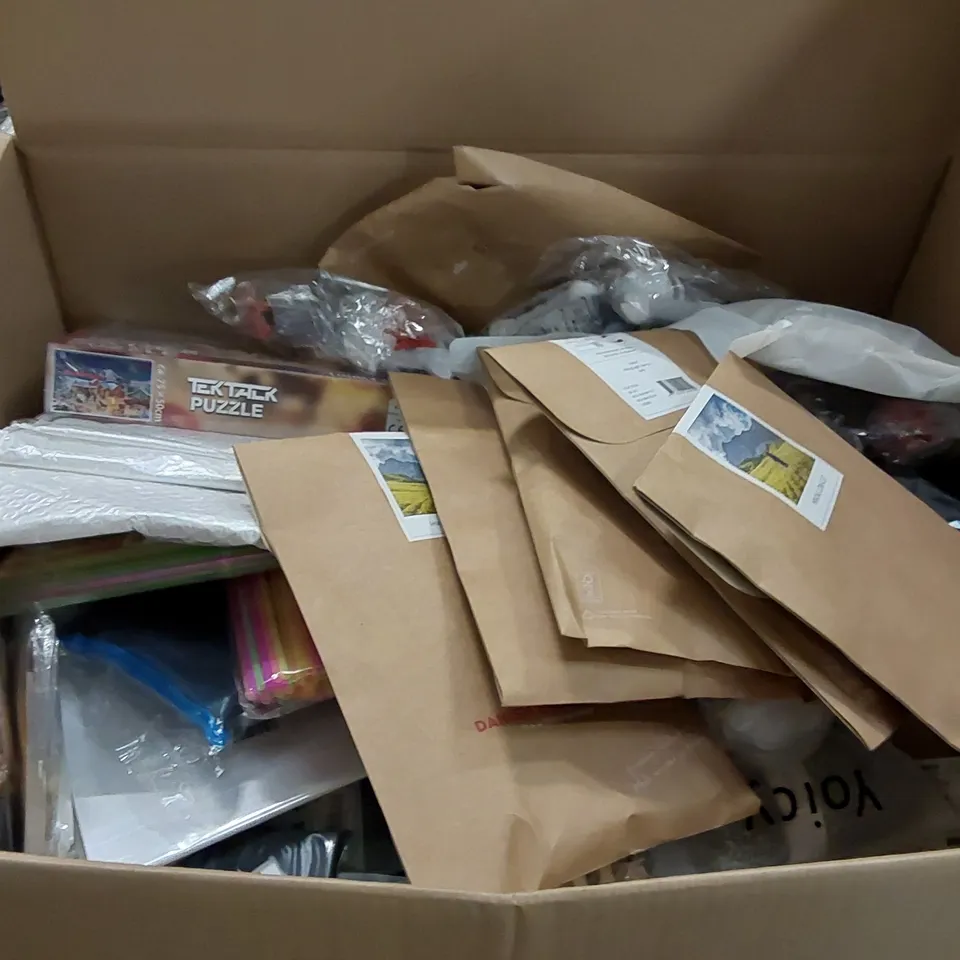 PALLET OF ASSORTED ITEMS INCLUDING: SMALL SUITCASE, HIKING SOCKS, HARD DRIVE, PHONE CASE, CALANDER, STRAWS, PUZZLES,  BEACH BAG