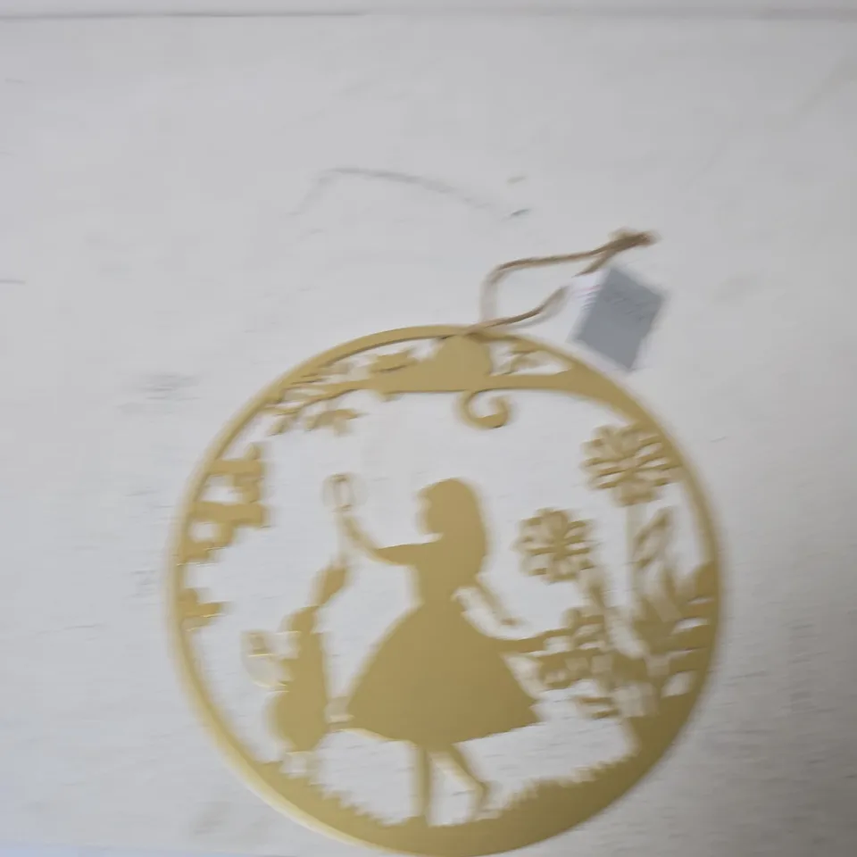 BOXED GISELA GRAHAM ALICE IN WONDERLAND GOLD FRETWORK 25CM METAL DISC HANGING DECORATION - X48