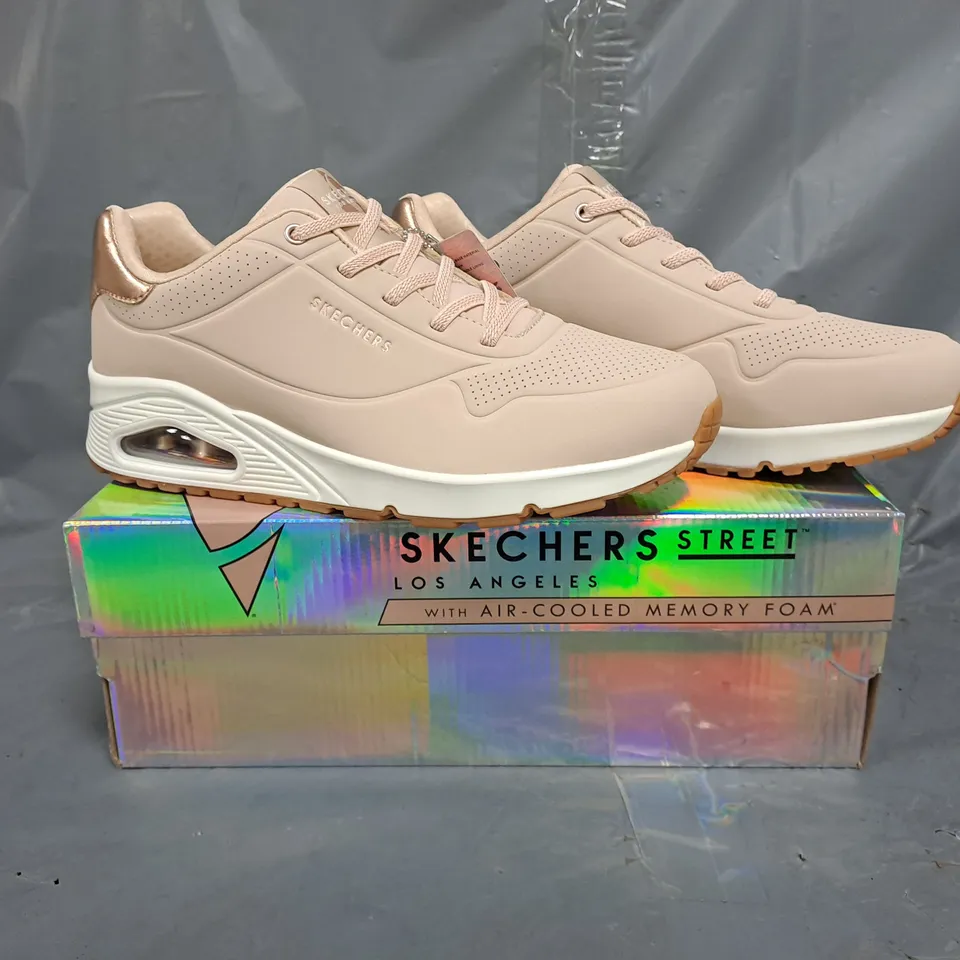 BOXED PAIR OF SKECHERS WOMEN'S SHOES IN PALE PINK/ROSE GOLD SIZE UK 7