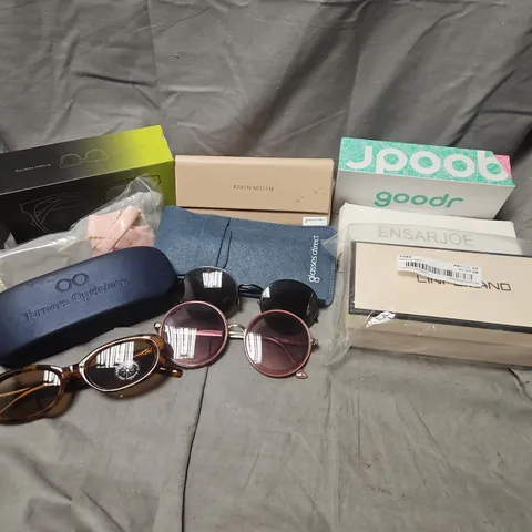 APPROXIMATELY 15 ASSORTED SUNGLASSES/SPECTACLES IN VARIOUS DESIGNS TO INCLUDE KAREN MILLEN, GOODR, ENSARJOE, ETC