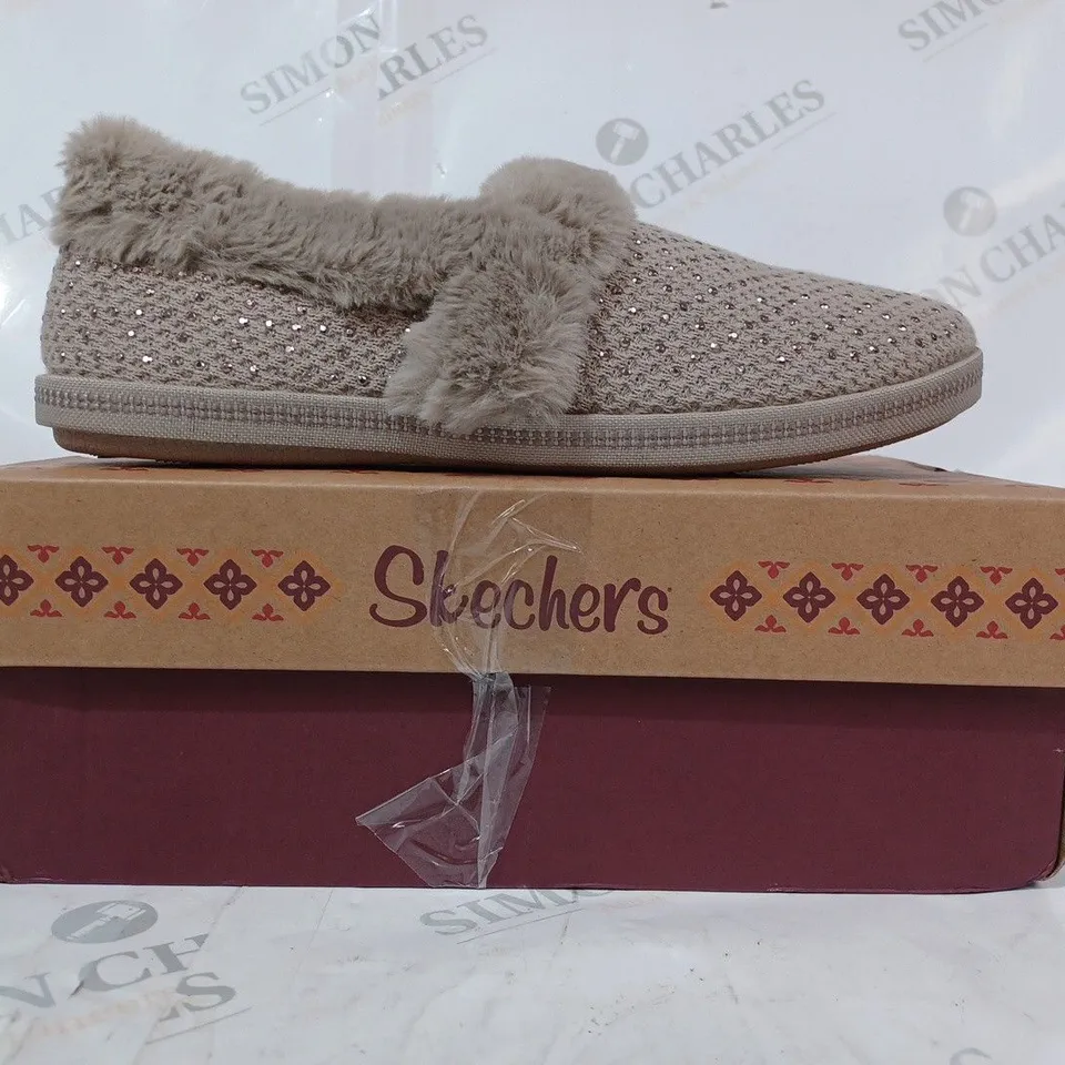 BOXED PAIR OF SKECHERS COZY SLIPPERS IN TAUPE SIZE 7