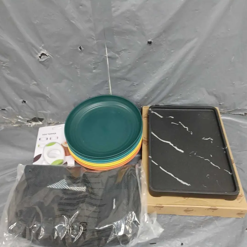 BOX OF APPROXIMATELY 10 ASSORTED ITEMS TO INCLUDE - SUANTI RECT TRAY IN BLACK MARBLE - PLASTIC PLATE SET - AMAZON BASICS BAGS - ETC